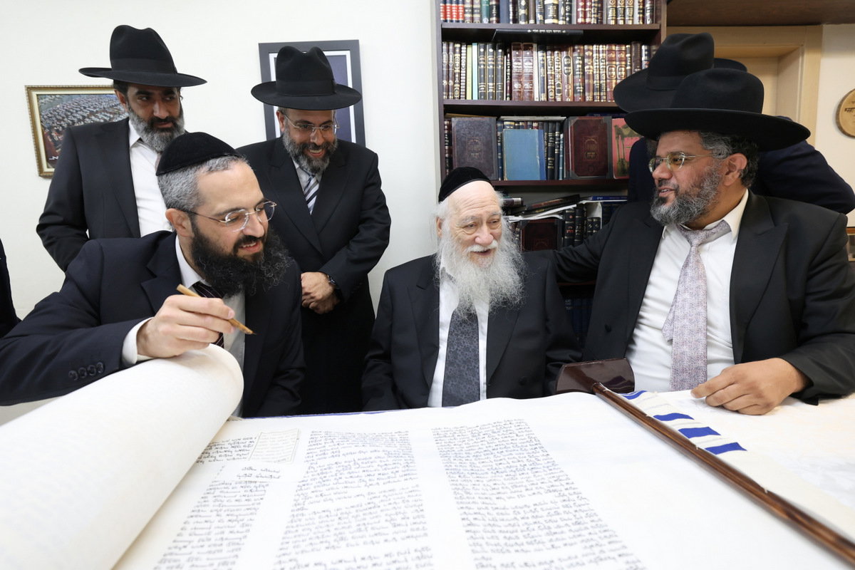 הכנסת ספר תורה לישיבת חיי אברהם