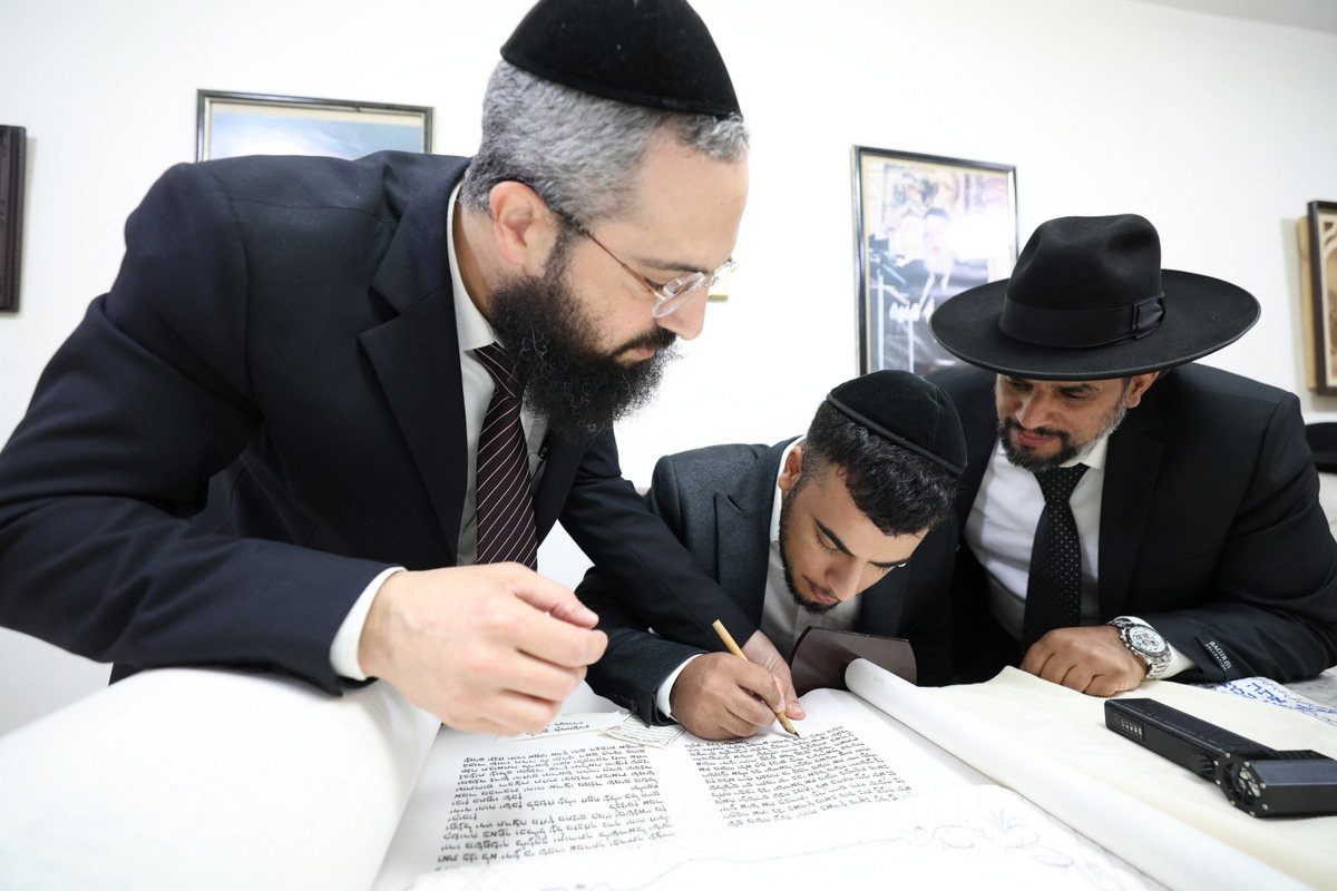 הכנסת ספר תורה לישיבת חיי אברהם