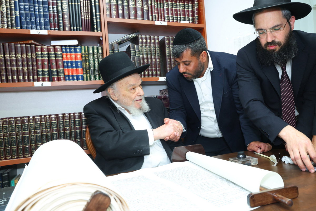 הכנסת ספר תורה לישיבת חיי אברהם