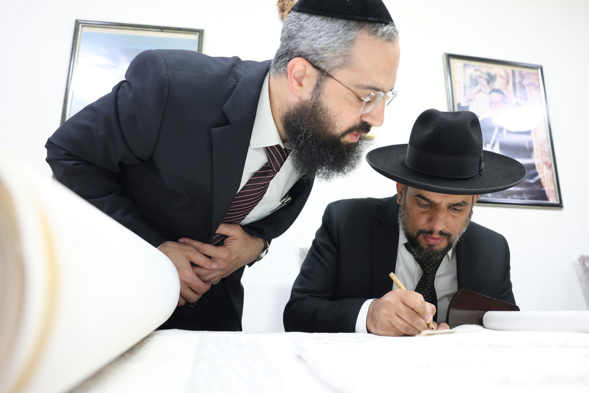 הכנסת ספר תורה לישיבת חיי אברהם