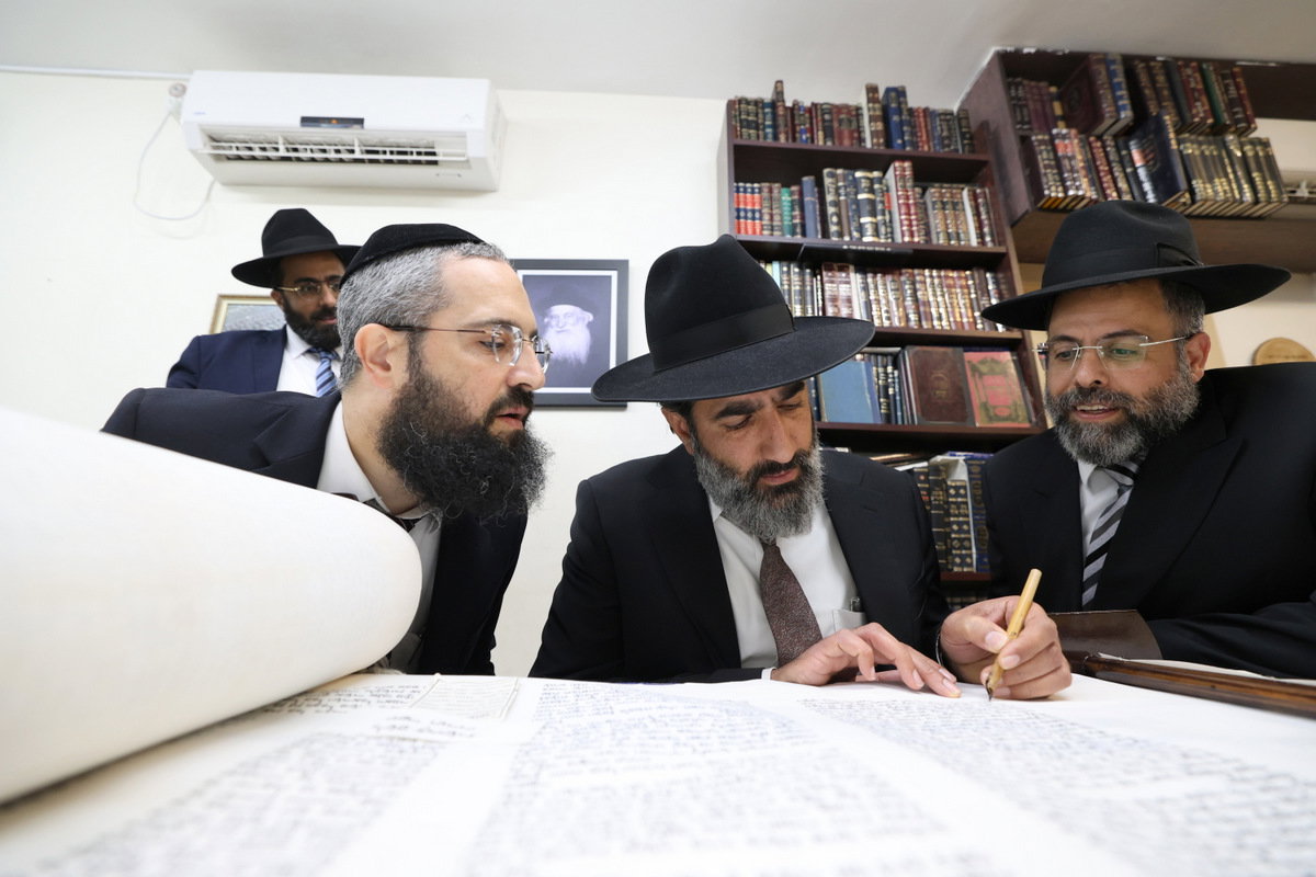 הכנסת ספר תורה לישיבת חיי אברהם