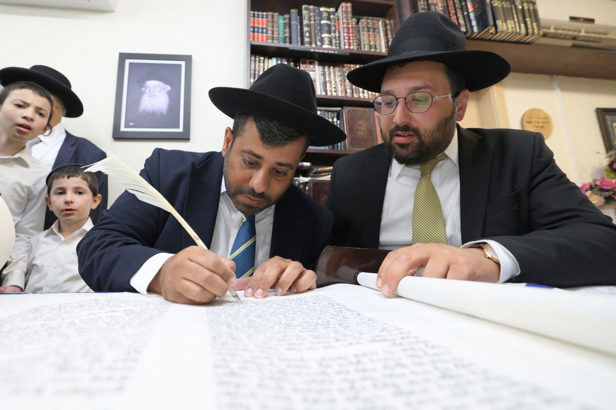 הכנסת ספר תורה לישיבת חיי אברהם