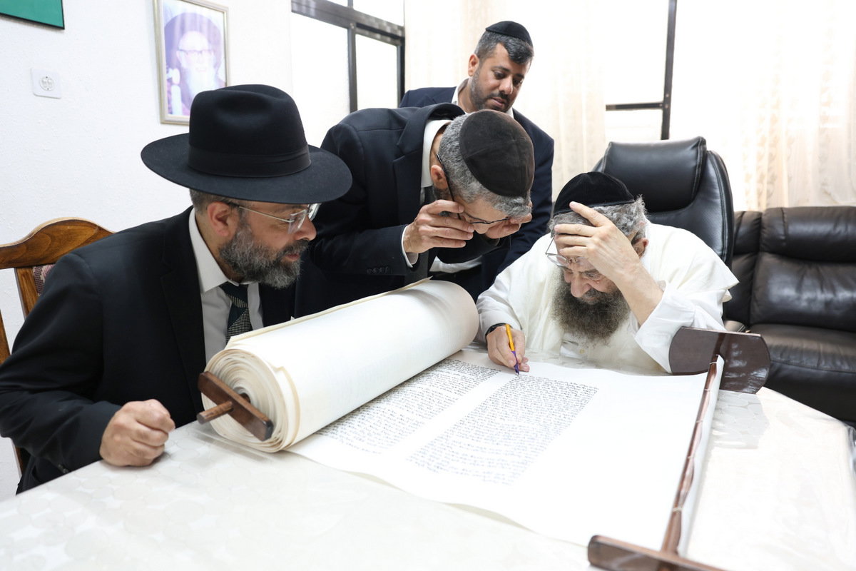 הכנסת ספר תורה לישיבת חיי אברהם