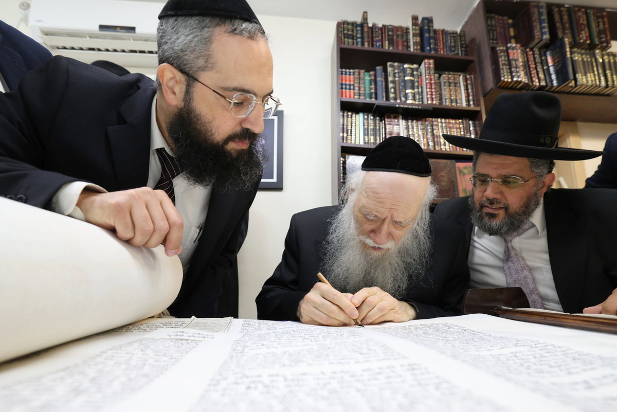 הכנסת ספר תורה לישיבת חיי אברהם