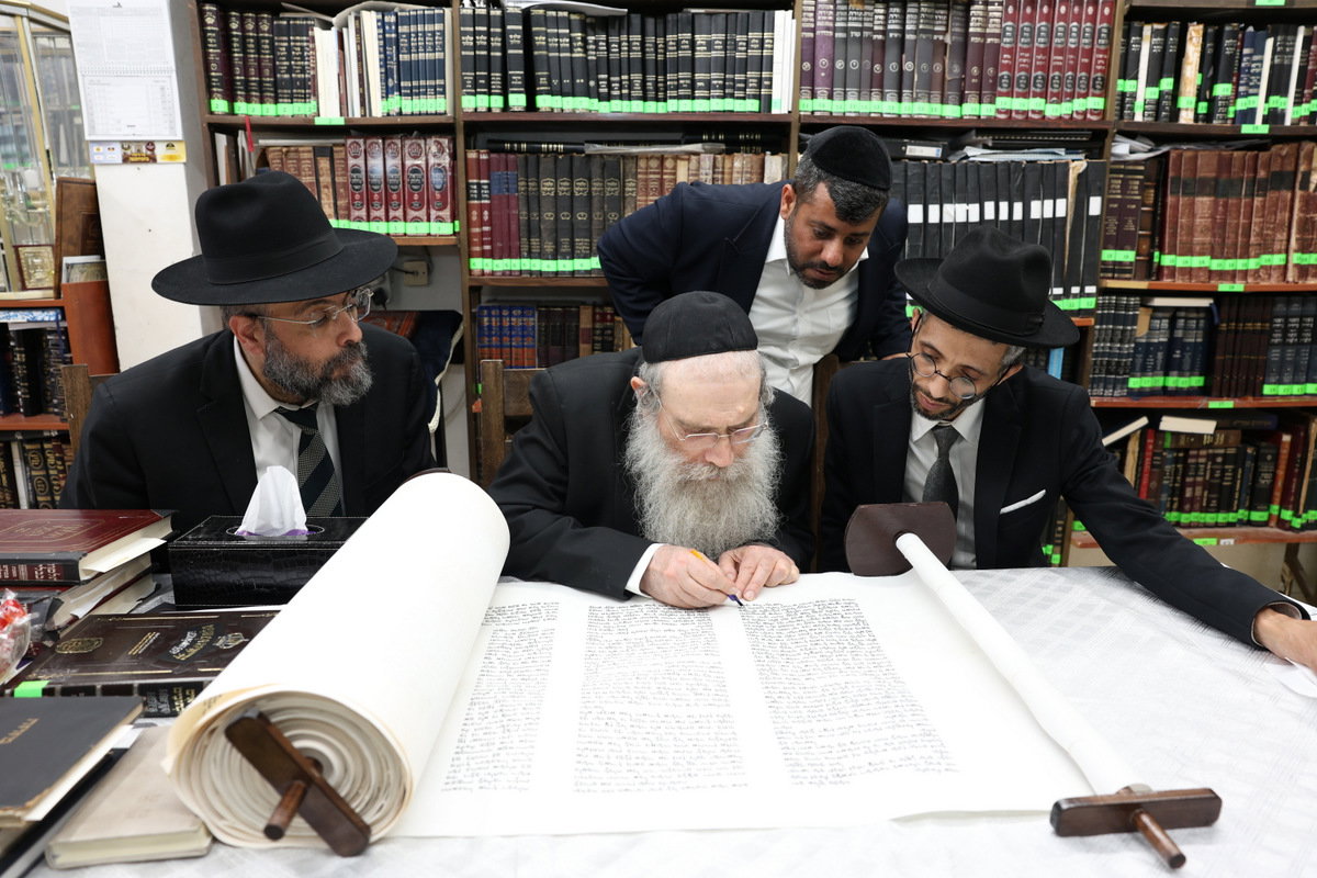 הכנסת ספר תורה לישיבת חיי אברהם