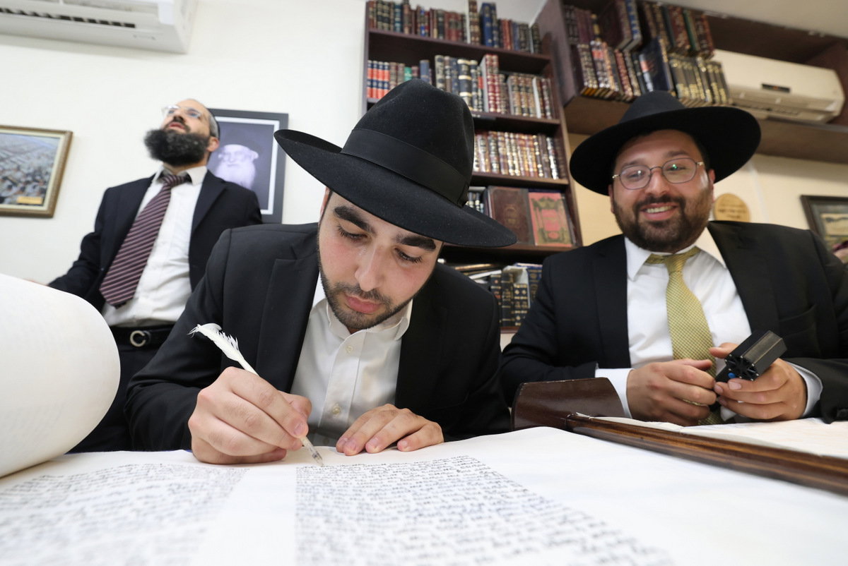 הכנסת ספר תורה לישיבת חיי אברהם
