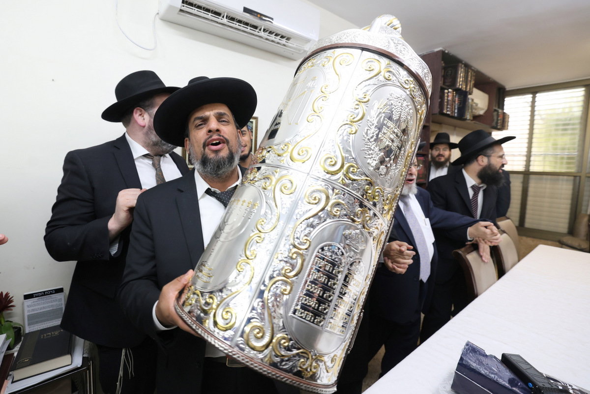 הכנסת ספר תורה לישיבת חיי אברהם