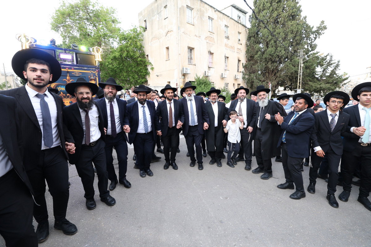 הכנסת ספר תורה לישיבת חיי אברהם