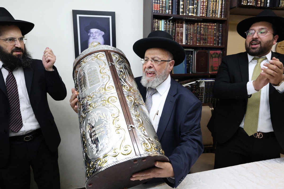 הכנסת ספר תורה לישיבת חיי אברהם