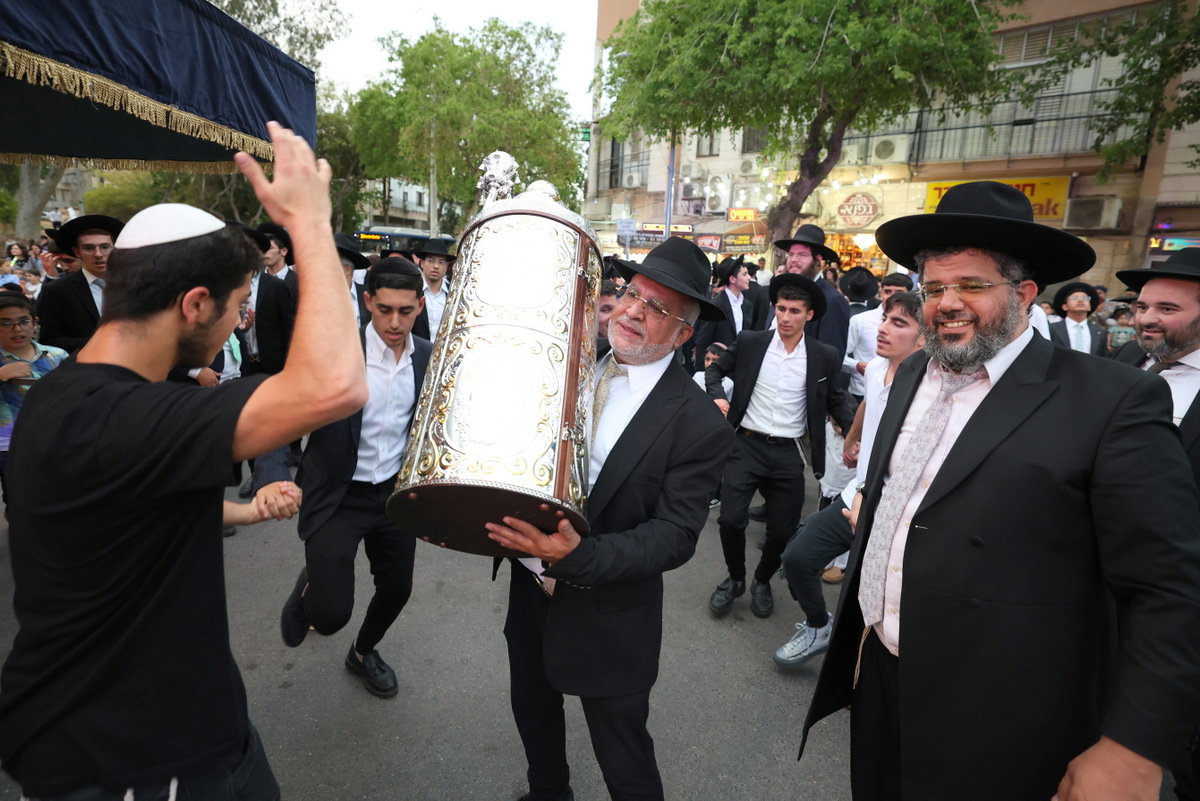 הכנסת ספר תורה לישיבת חיי אברהם