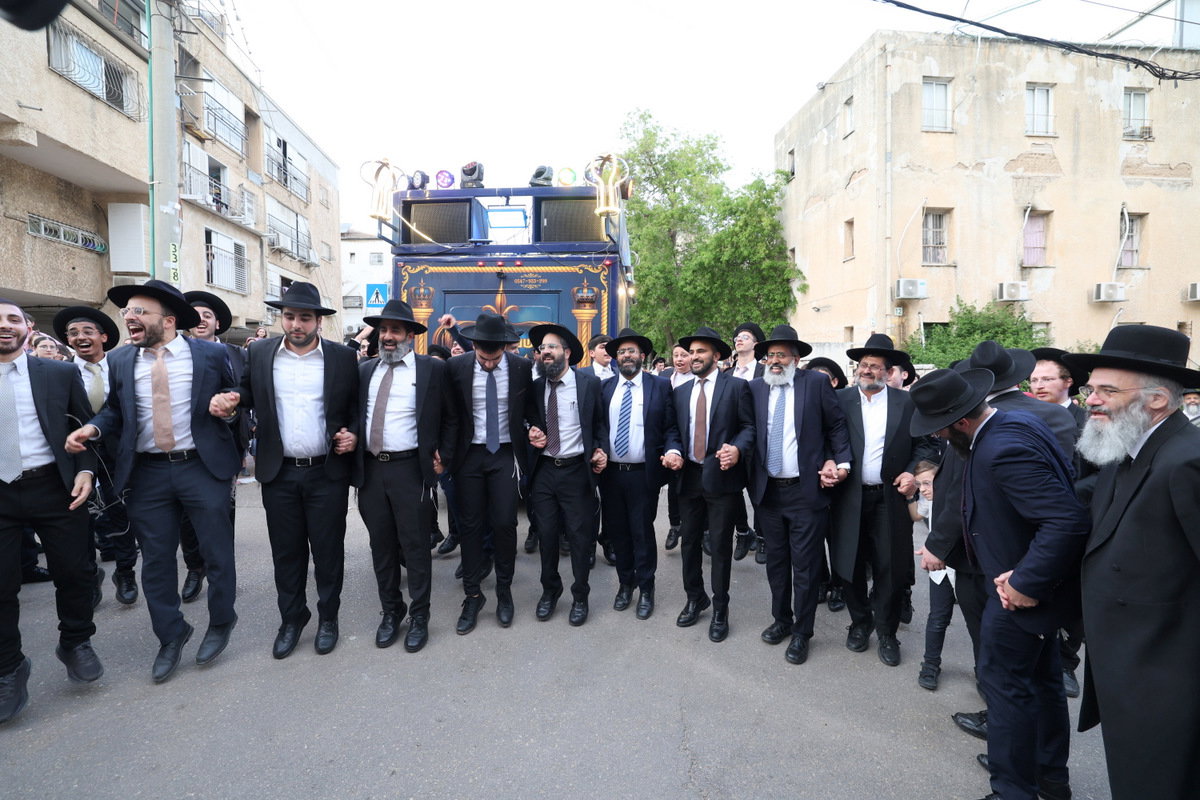 הכנסת ספר תורה לישיבת חיי אברהם