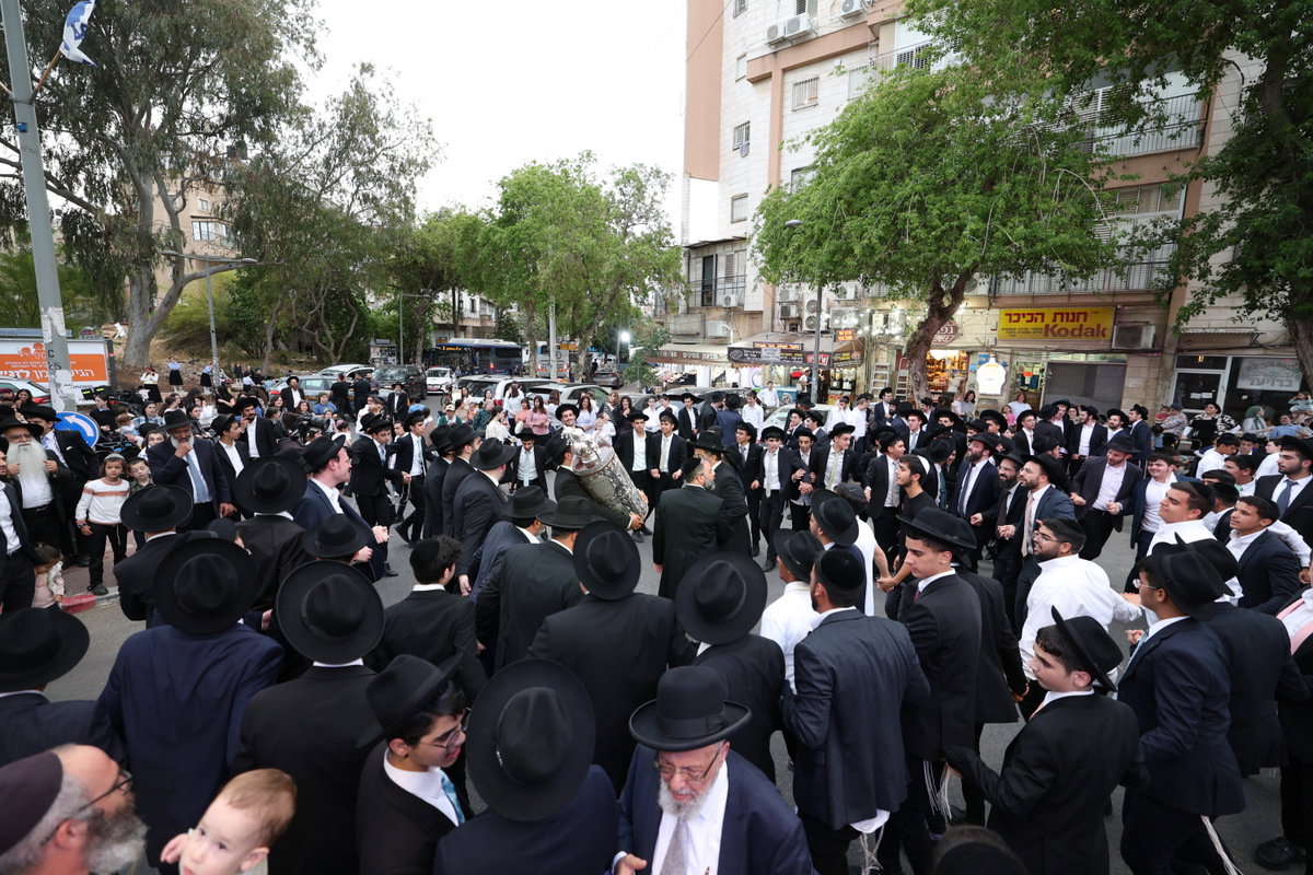 הכנסת ספר תורה לישיבת חיי אברהם