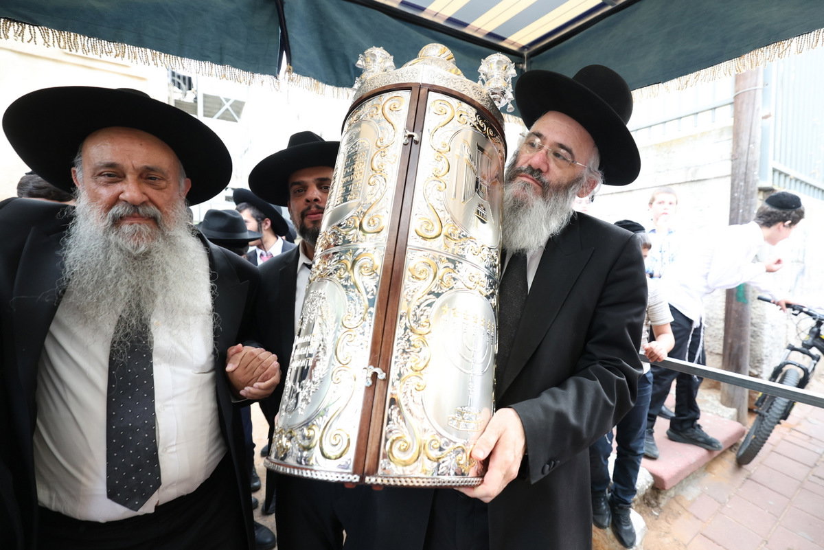 הכנסת ספר תורה לישיבת חיי אברהם