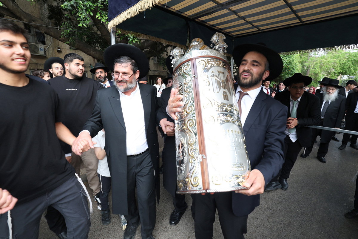 הכנסת ספר תורה לישיבת חיי אברהם
