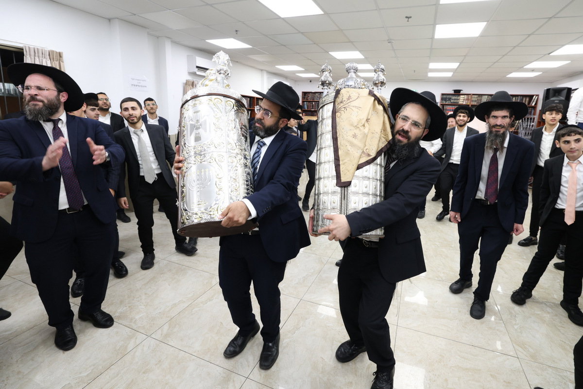 הכנסת ספר תורה לישיבת חיי אברהם