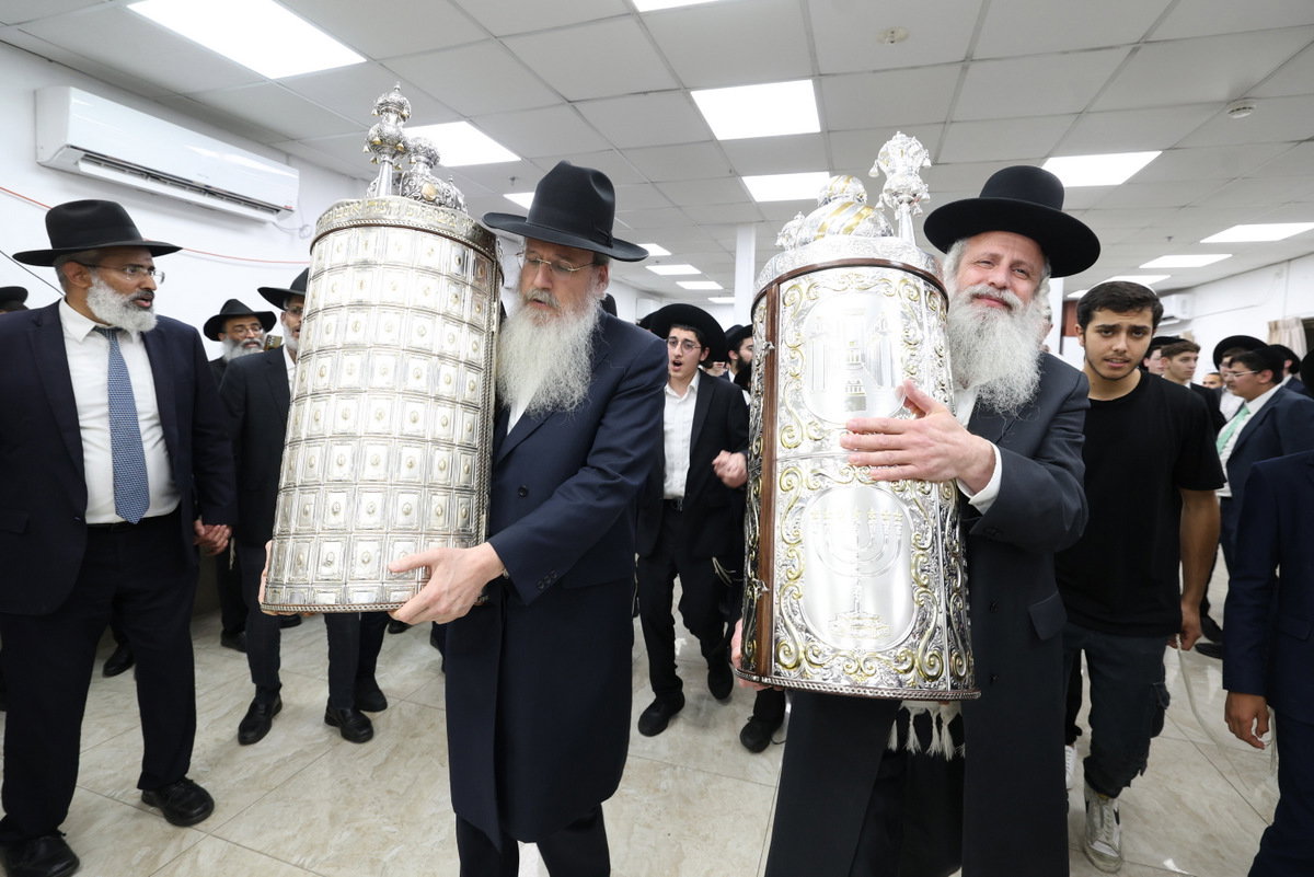 הכנסת ספר תורה לישיבת חיי אברהם