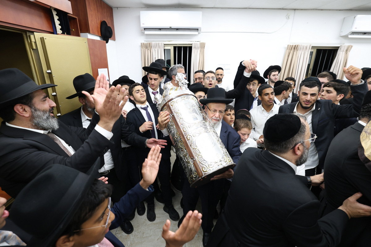 הכנסת ספר תורה לישיבת חיי אברהם