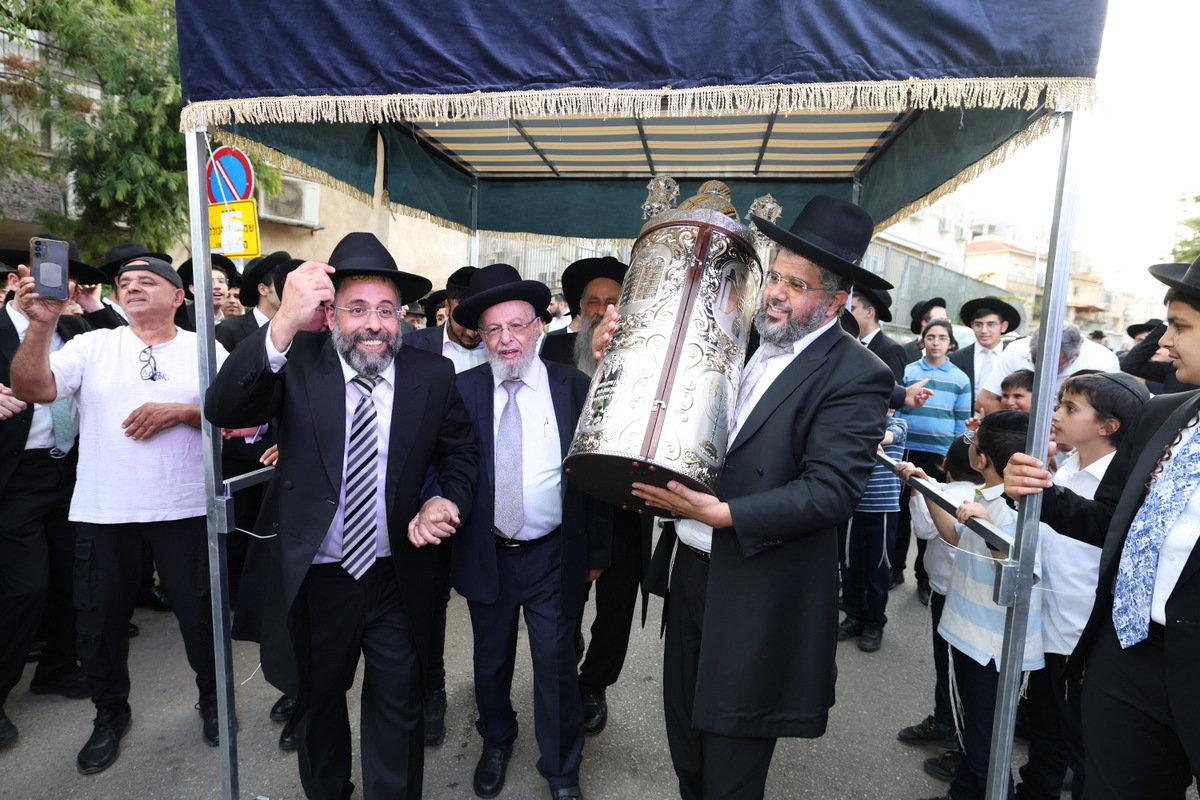 הכנסת ספר תורה לישיבת חיי אברהם