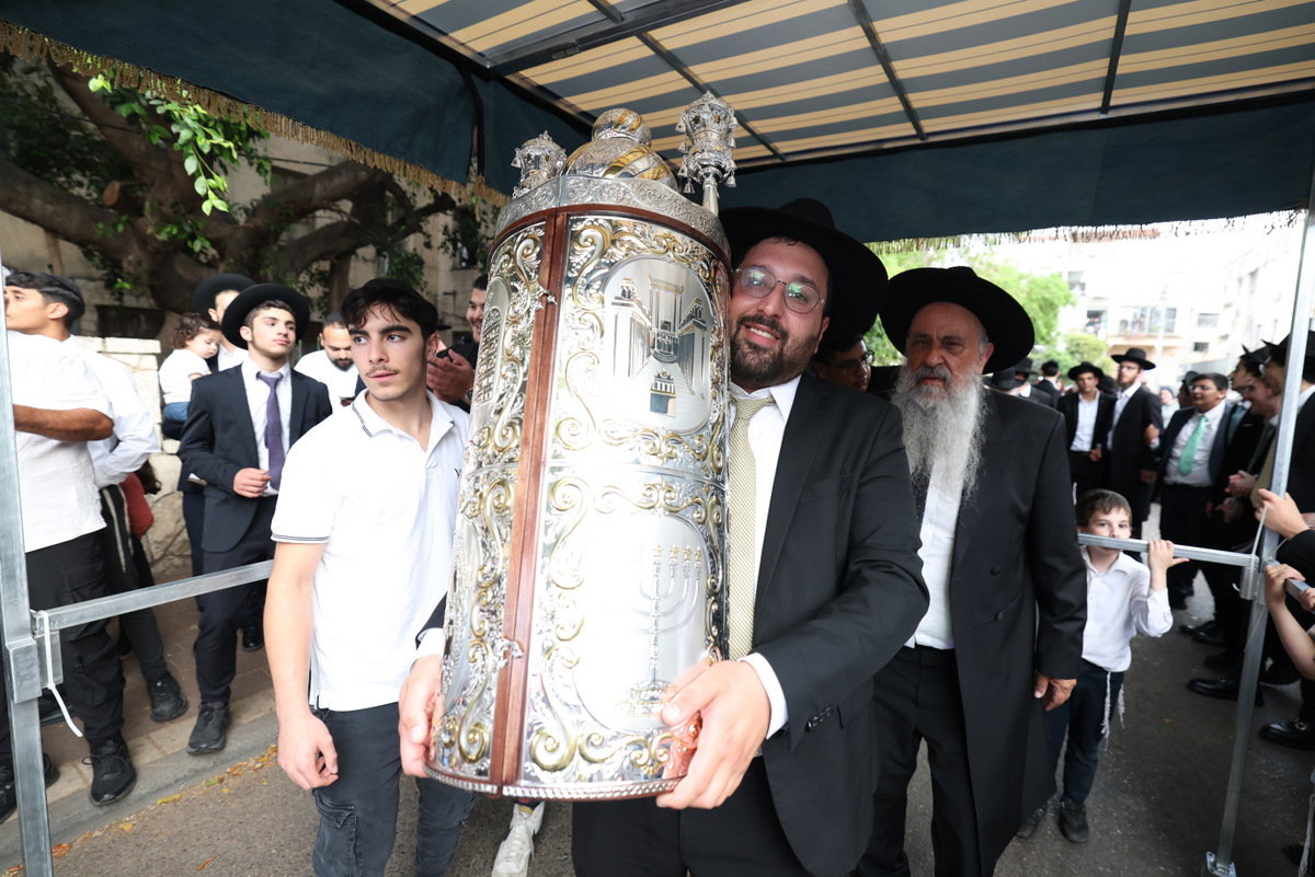 הכנסת ספר תורה לישיבת חיי אברהם