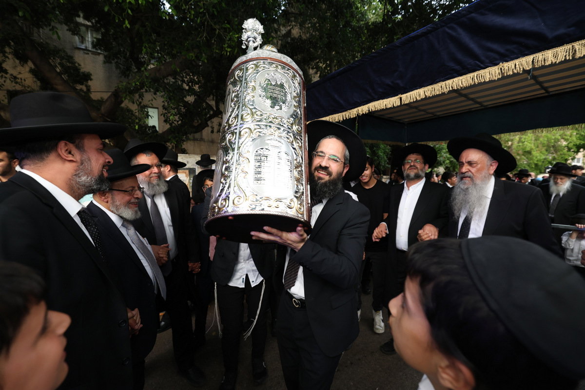 הכנסת ספר תורה לישיבת חיי אברהם