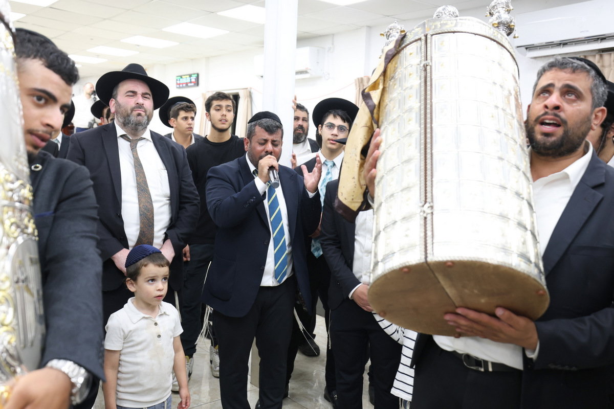 הכנסת ספר תורה לישיבת חיי אברהם