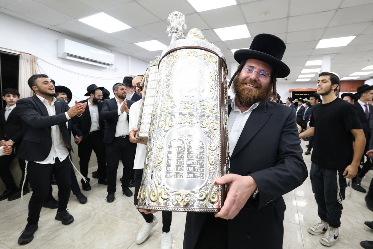 הכנסת ספר תורה לישיבת חיי אברהם