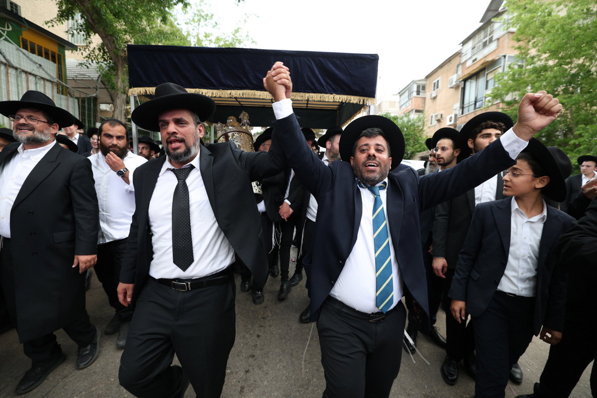 הכנסת ספר תורה לישיבת חיי אברהם