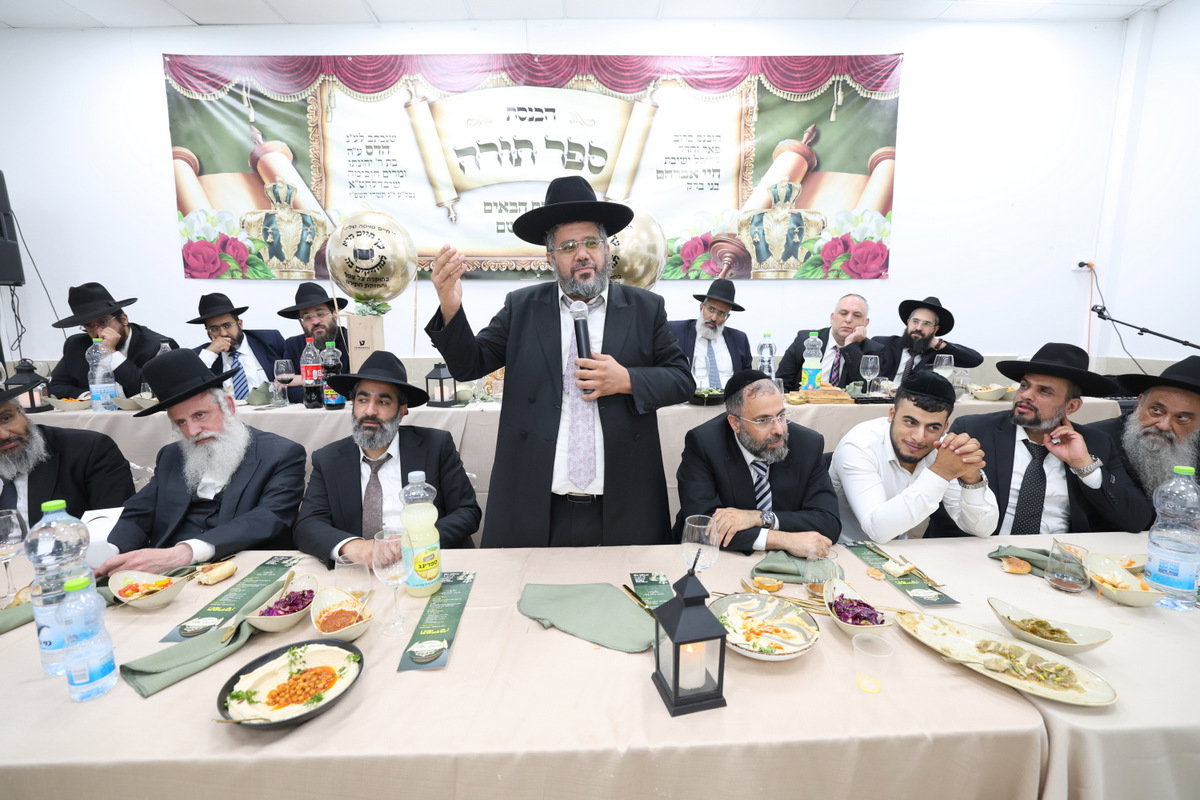 הכנסת ספר תורה לישיבת חיי אברהם