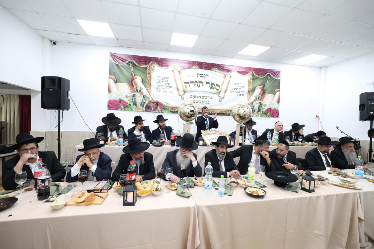 הכנסת ספר תורה לישיבת חיי אברהם