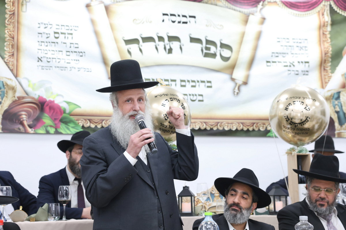 הכנסת ספר תורה לישיבת חיי אברהם