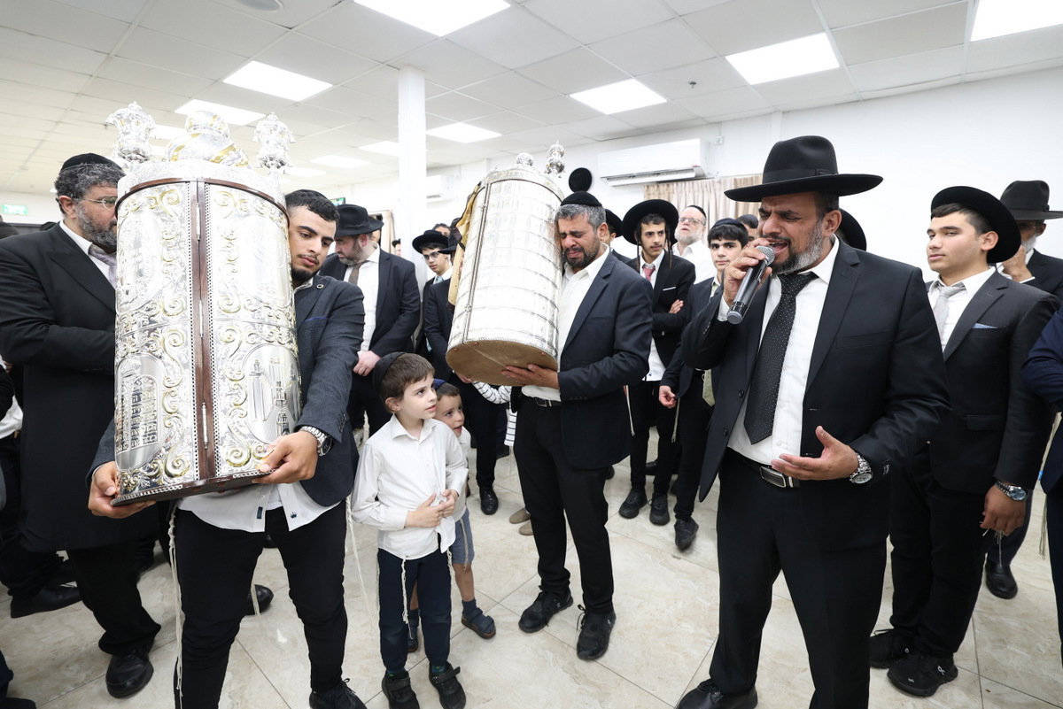 הכנסת ספר תורה לישיבת חיי אברהם