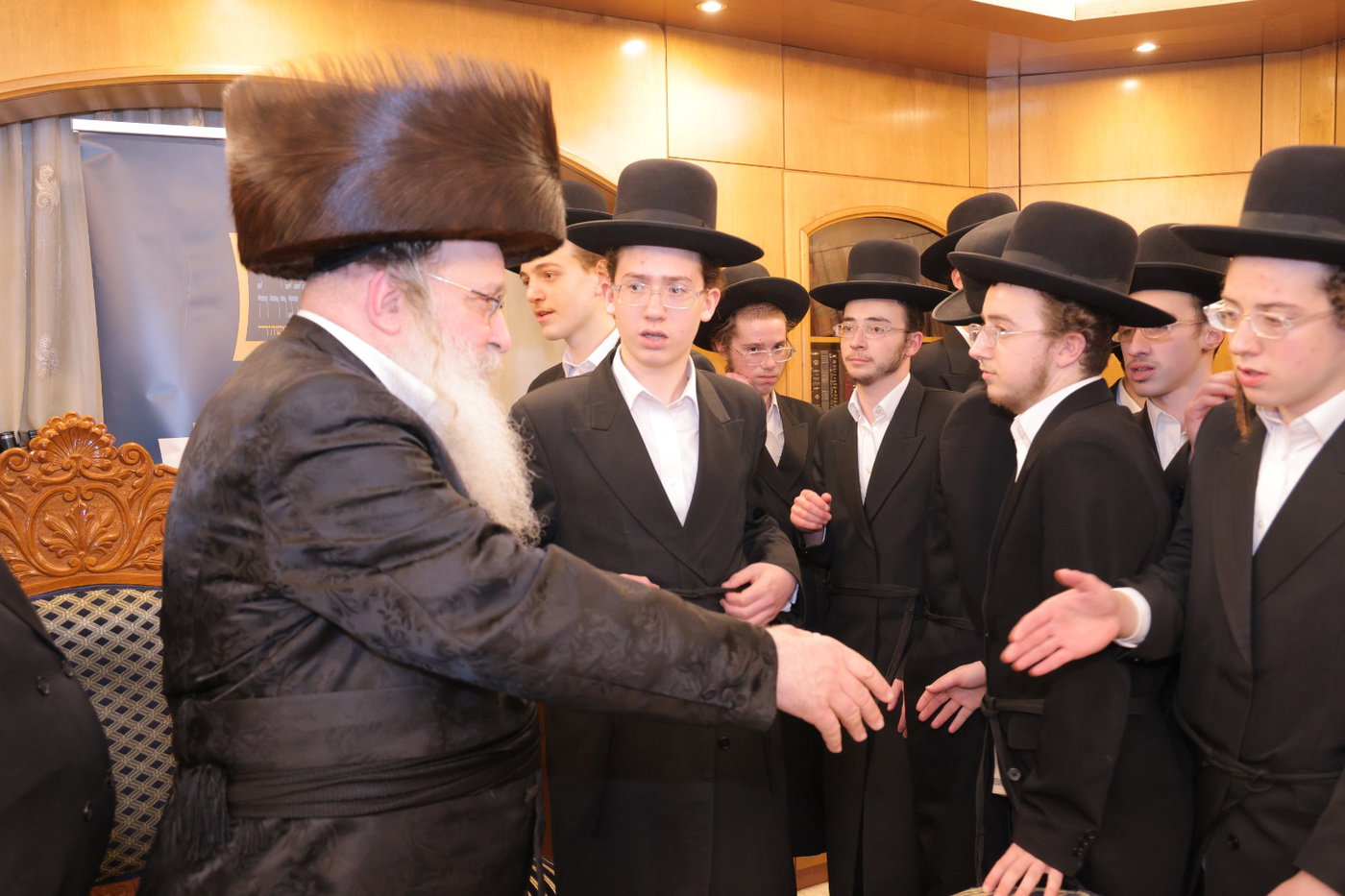 גדולי ישראל בכתיבת אותיות בס"ת של הבן יקיר