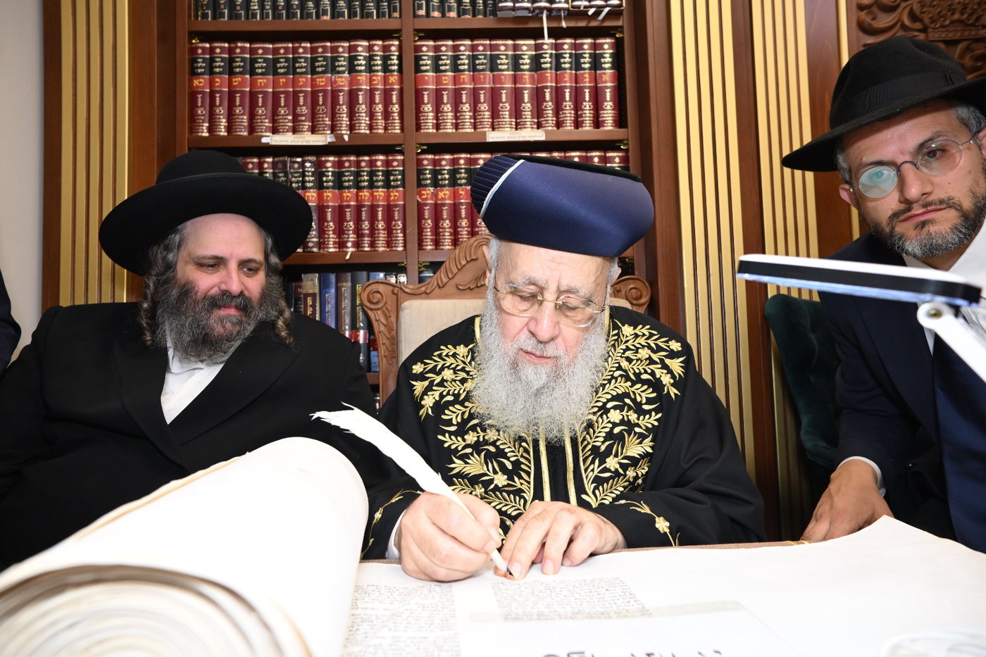 גדולי ישראל בכתיבת אותיות בס"ת של הבן יקיר
