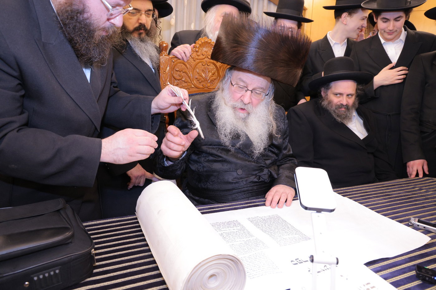 גדולי ישראל בכתיבת אותיות בס"ת של הבן יקיר
