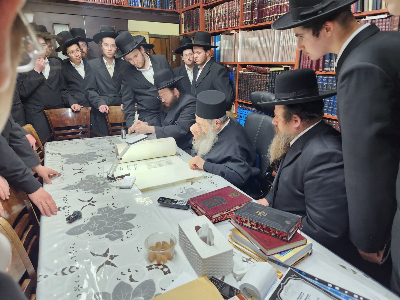 גדולי ישראל בכתיבת אותיות בס"ת של הבן יקיר