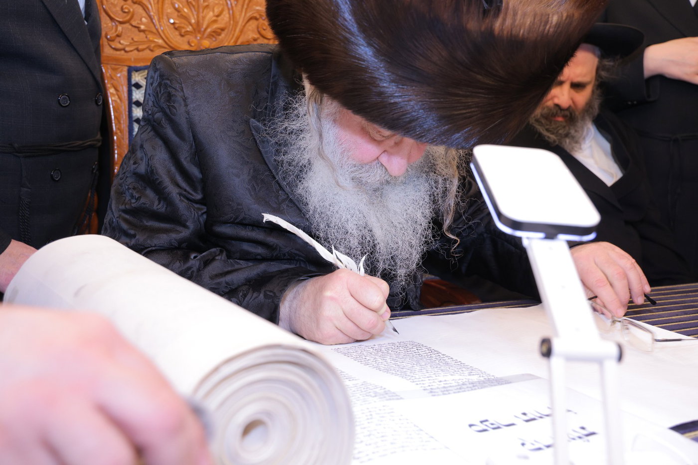 גדולי ישראל בכתיבת אותיות בס"ת של הבן יקיר