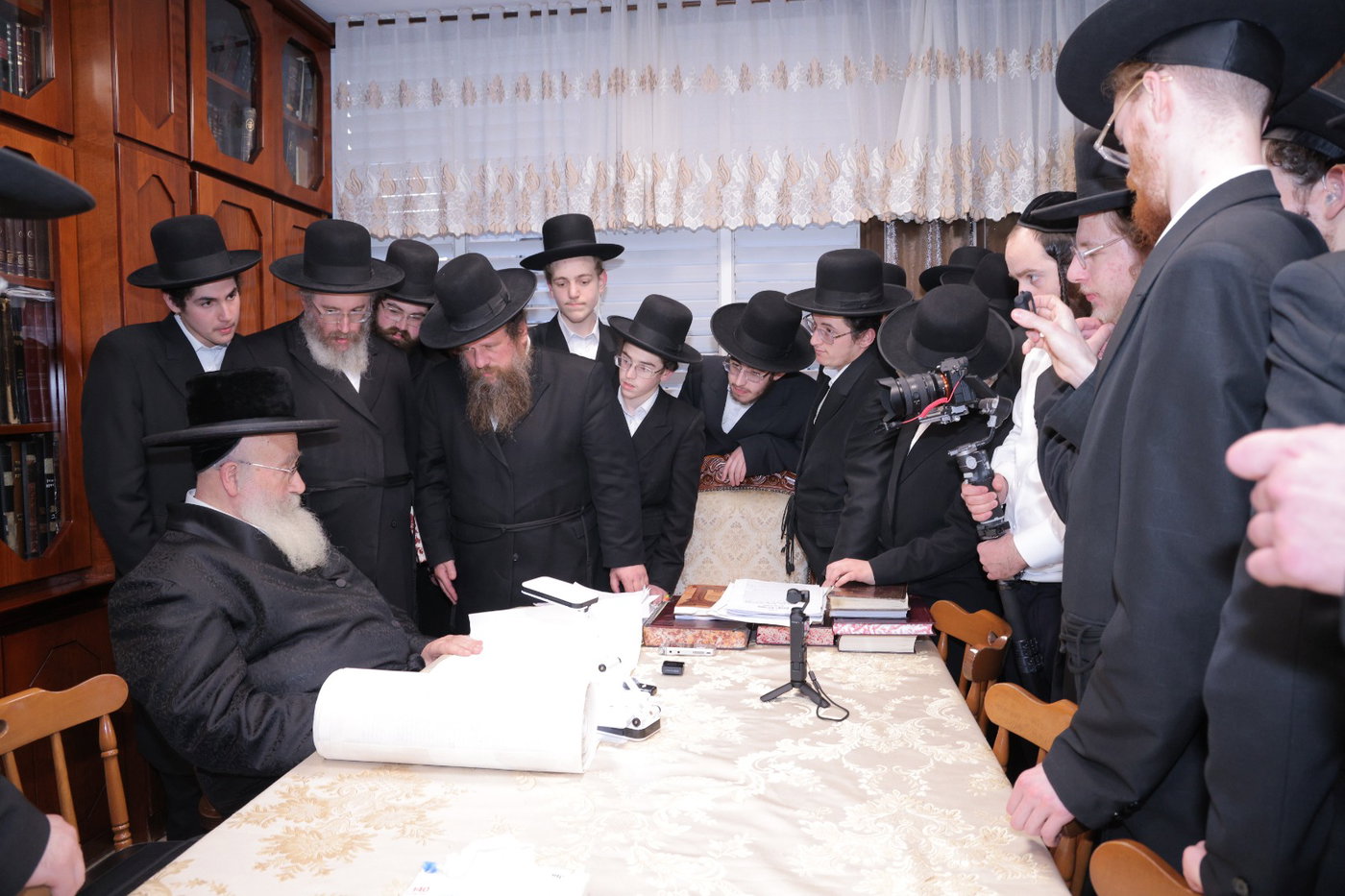 גדולי ישראל בכתיבת אותיות בס"ת של הבן יקיר