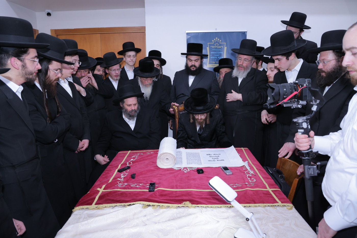 גדולי ישראל בכתיבת אותיות בס"ת של הבן יקיר