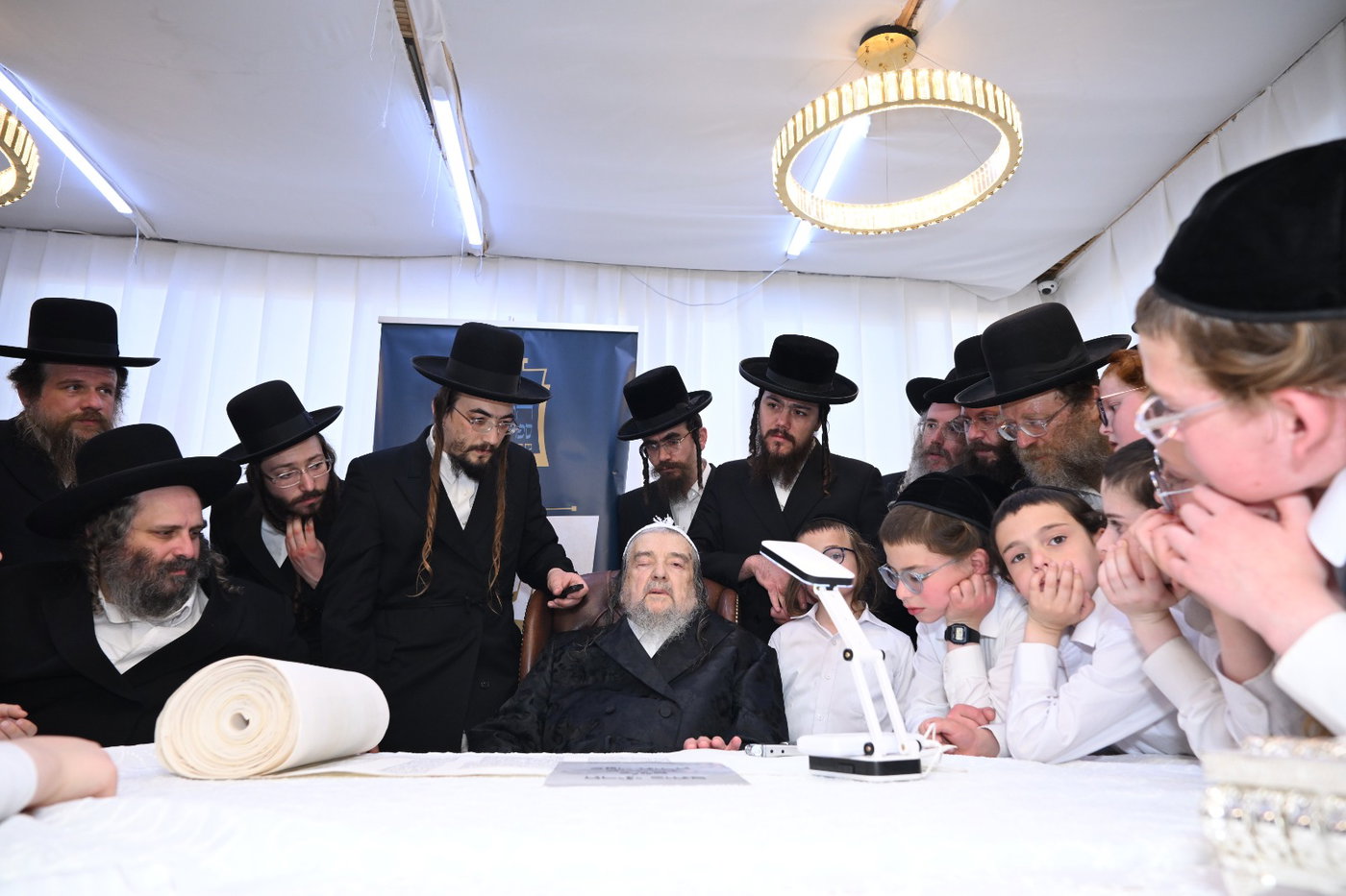 גדולי ישראל בכתיבת אותיות בס"ת של הבן יקיר