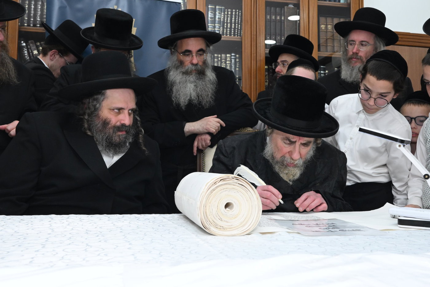 גדולי ישראל בכתיבת אותיות בס"ת של הבן יקיר