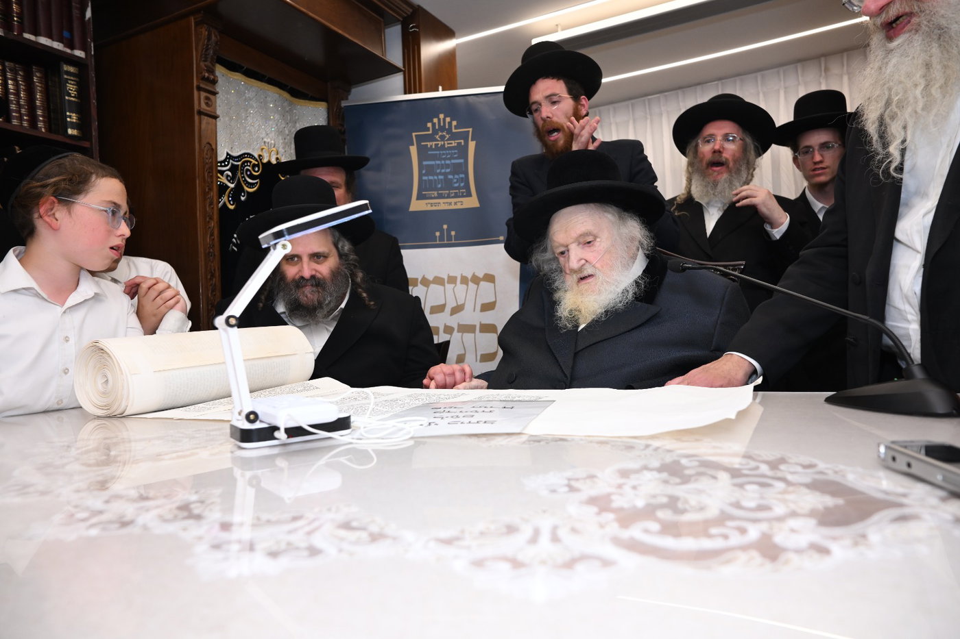 גדולי ישראל בכתיבת אותיות בס"ת של הבן יקיר