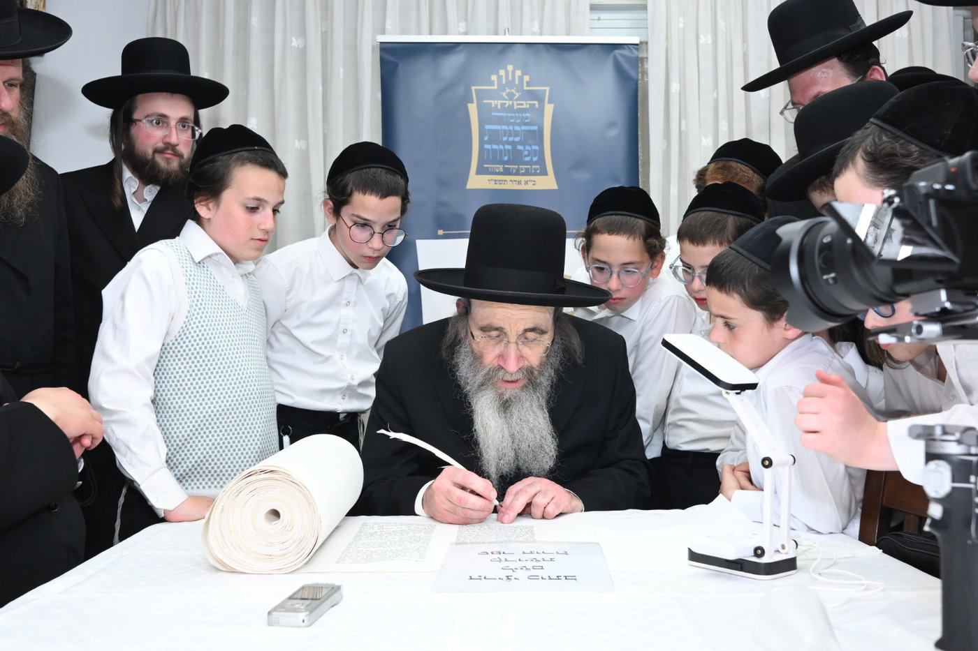 גדולי ישראל בכתיבת אותיות בס"ת של הבן יקיר