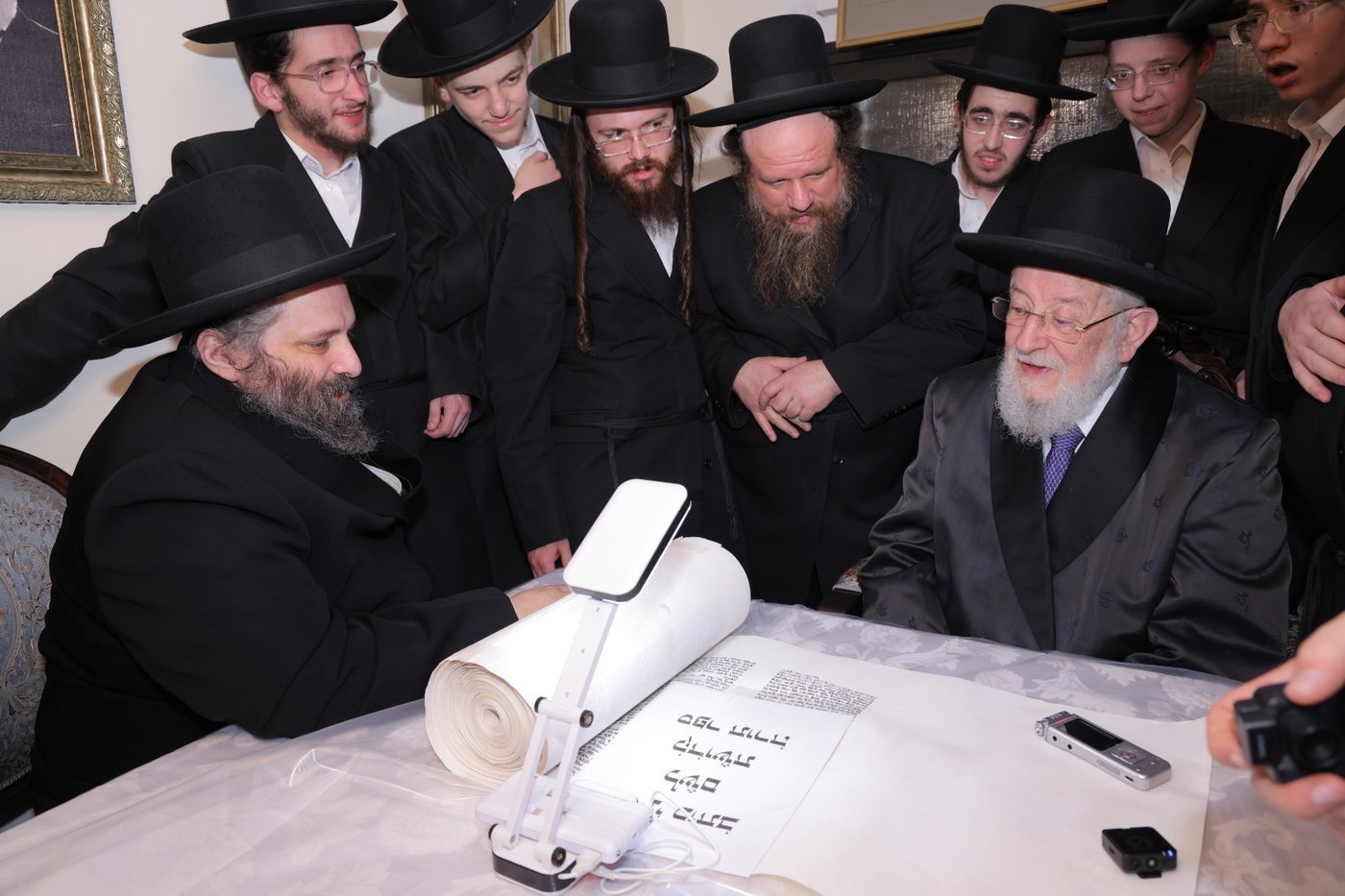 גדולי ישראל בכתיבת אותיות בס"ת של הבן יקיר