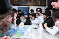גדולי ישראל בכתיבת אותיות בס"ת של הבן יקיר