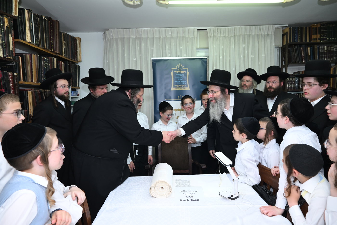 גדולי ישראל בכתיבת אותיות בס"ת של הבן יקיר