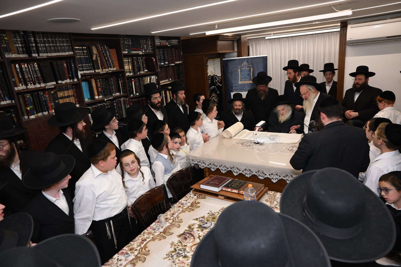 גדולי ישראל בכתיבת אותיות בס"ת של הבן יקיר
