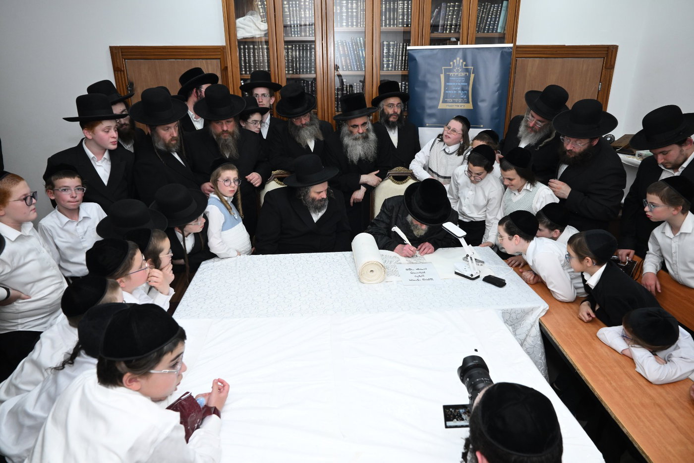גדולי ישראל בכתיבת אותיות בס"ת של הבן יקיר