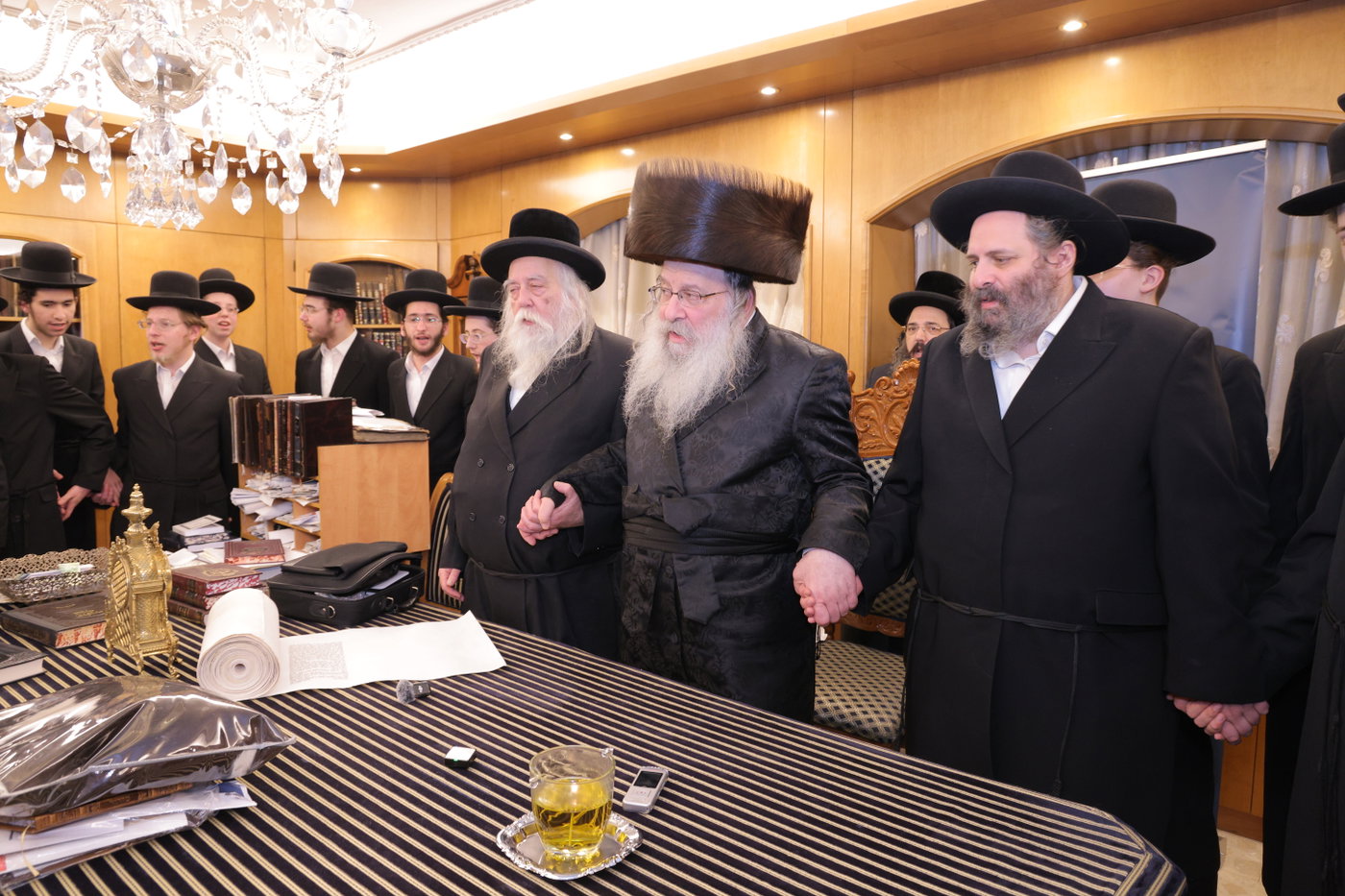 גדולי ישראל בכתיבת אותיות בס"ת של הבן יקיר