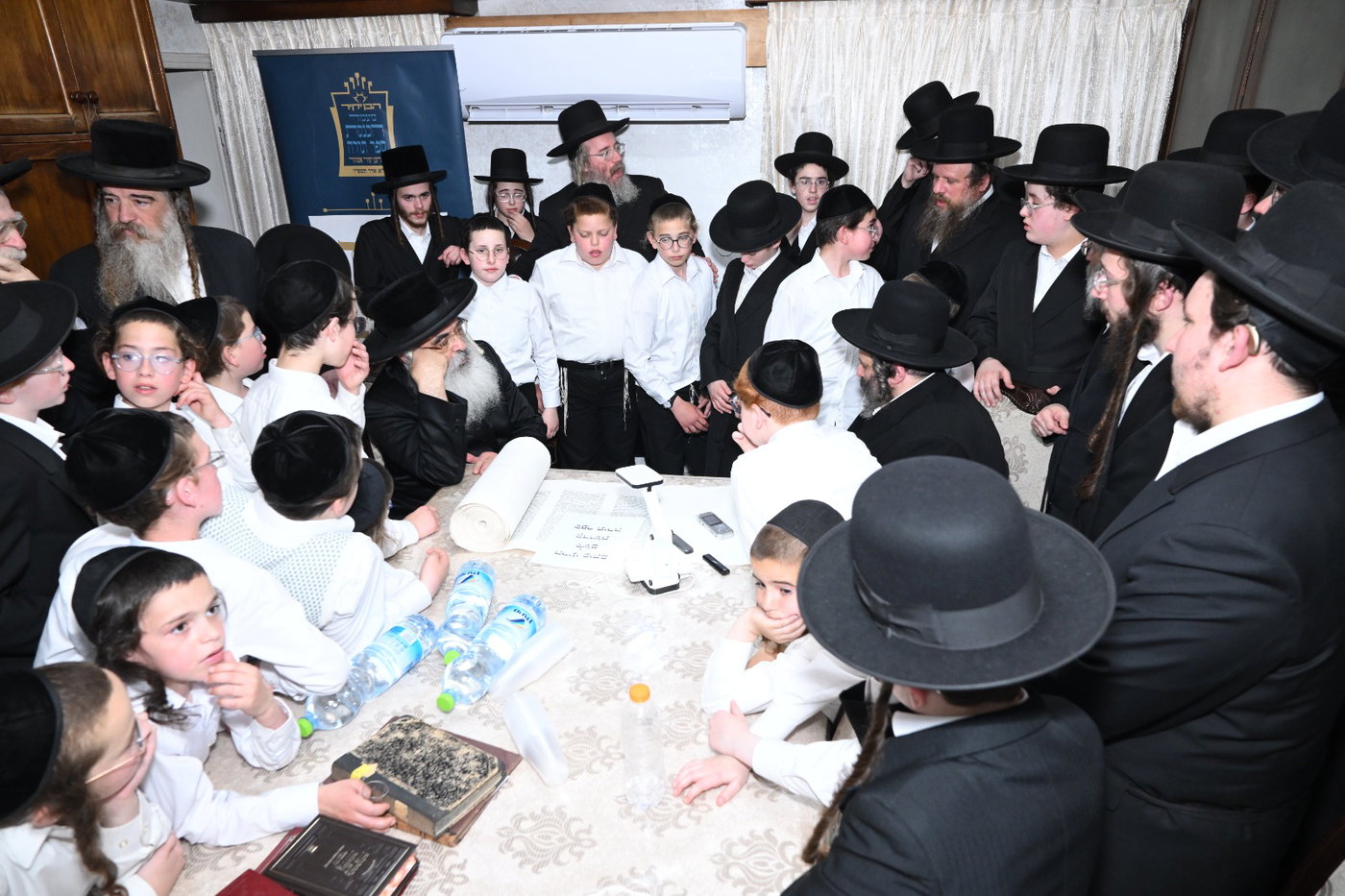 גדולי ישראל בכתיבת אותיות בס"ת של הבן יקיר
