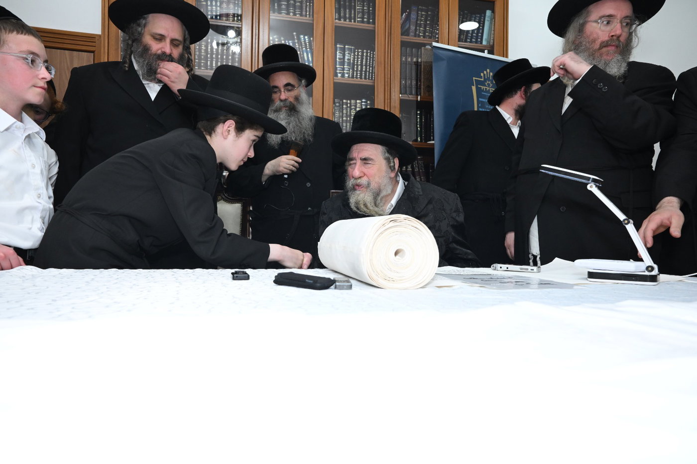 גדולי ישראל בכתיבת אותיות בס"ת של הבן יקיר